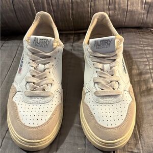 Autry Women's White and Tan Sneakers